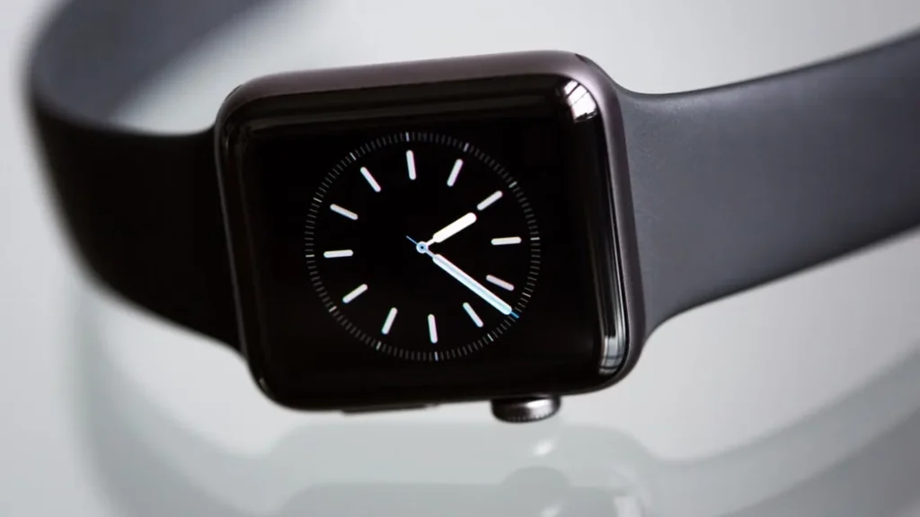 Apple Watch Series 11 وGalaxy Watch8: الهاتف يحسم نصف القرار