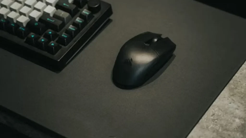 الاختيار بين Logitech SUPERSTRIKE وRazer Viper V4 Pro يبدأ من اليد